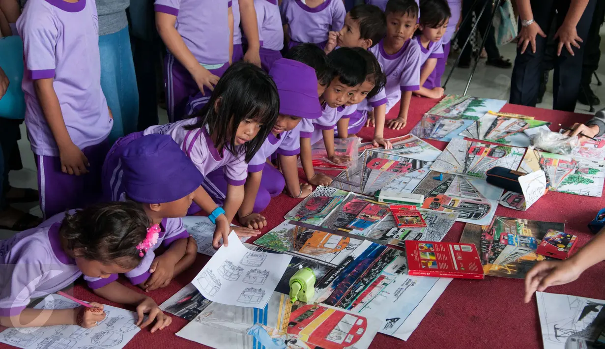 Sejumlah murid PAUD mengikuti lomba mewarnai di Stasiun Gambir, Jakarta, Senin (20/3). Memperingati hari dongeng sedunia, PT KAI mengadakan hari dongeng sekaligus mengenalkan lebih jauh tentang kereta api kepada murid PAUD. (Liputan6.com/Gempur M Surya)