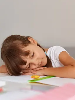Kesehatan mental pada anak sering kali sulit dikenali karena mereka belum memiliki kemampuan untuk menjelaskan perasaan secara jelas. [Dok/freepik.com/user18526052]
