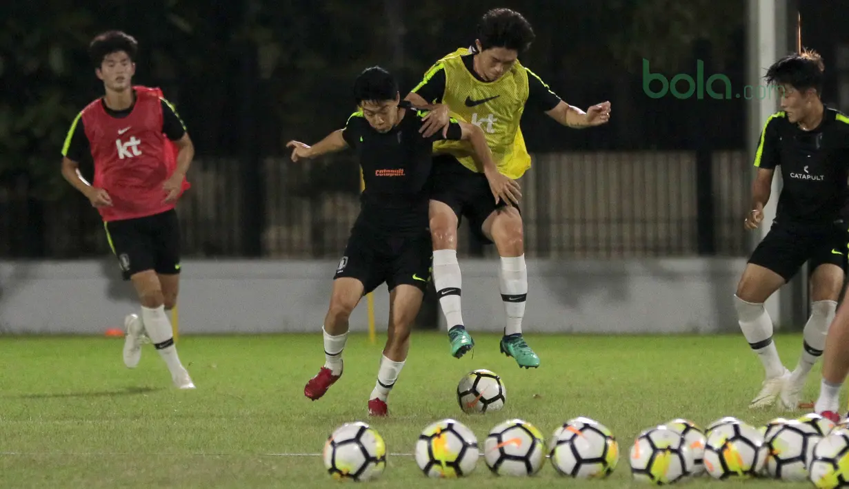 Duel pemain Korea Selatan U-23 pada sesi latihan malam di Lapangan ABC Senayan, Jakarta (20/6/2018). Indonesia akan melawan Korea pada laga uji coba 23 Juni 2018. (Bola.com/Nick Hanoatubun)