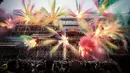 Foto ini menampilkan pertunjukan kembang api berjudul “Le Dernier Carnaval” (The Last Carnival), yang disutradarai oleh seniman Cai Guo-Qiang, dengan bantuan kecerdasan buatan (Artificial Intelligence - AI), di Centre Pompidou, Beaubourg, untuk menandai penutupan gedung tersebut selama proyek renovasi lima tahun, di Paris. Prancis pada 22 Oktober 2025. (Thibaud MORITZ/AFP)