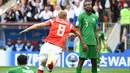 Gelandang Rusia, Yuri Gazinskiy, merayakan gol ke gawang Arab Saudi pada laga Grup A Piala Dunia di Stadion Luzhniki, Moskow, Kamis (15/6/2018). Dirinya merupakan pencetak gol perdana pada Piala Dunia 2018. (AFP/Kirill Kudryavtsev)