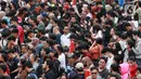 Ribuan suporter antre panjang saat penukaran tiket Timnas Indonesia melawan Argentina di Wisma Serbaguna Senayan, Jakarta, Sabtu (17/6/2023). (Bola.com/M Iqbal Ichsan)