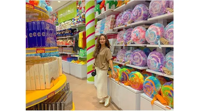 Potret Cantik Naomi Zaskia