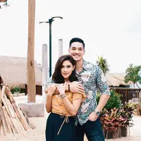 Nana Mirdad dan Andrew White mengunjungi Pantai Pandawa, Bali. Katanya pantai ini harus jadi spot wajib untuk dikunjungi. (Liputan6.com/Instagram/@nanamirdad_)