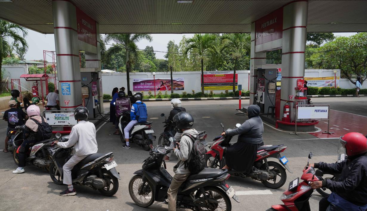 Pembangunan tangki penyimpanan baru untuk meningkatkan daya tampung yang disesuaikan dengan standar internasional, yakni hingga tiga bulan. Tampak dalam foto, para pengendara mengantre untuk mengisi tangki mereka di sebuah Stasiun Pengisian Bahan Bakar Umum (SPBU) di pinggiran Jakarta, Senin 9 Maret 2026. (AP Photo/Tatan Syuflana)