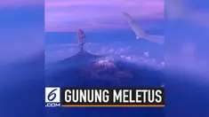 Seorang penumpang pesawat merekam detik-detik Gunung El Popo meletus. Asap tinggi terlihat keluar dari dalam kawah menuju langit.