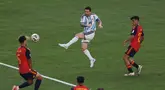 Pemain Argentina Lionel Messi melakukan tendangan yang mengenai wajah Mikel Merino selama pertandingan final Piala Dunia sepak bola antara Spanyol dan Argentina di East Rutherford, N.J., dekat New York, Minggu, 19 Juli 2026. (AP Photo/Adam Hunger)