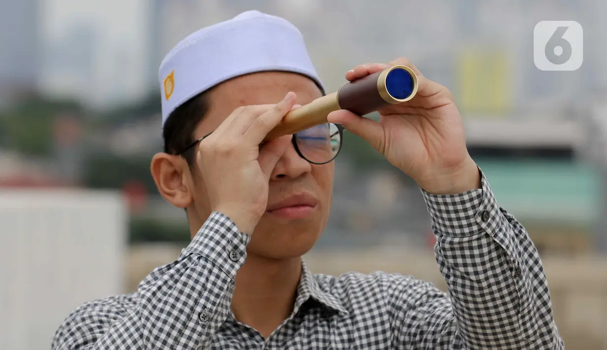 Dalam memantau hilal untuk menentukan awal Ramadan 1445 H, tim dapat melihat hilal dengan ketinggian hilal sekitar 1,7 derajat. (Liputan6.com/Herman Zakharia)