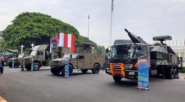 Sejumlah alat utama sistem persenjataan (alutsista) milik TNI dipamerkan di depan Istana Merdeka Jakarta, Rabu (5/10/2022).