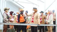 Khofifah memuji keterlibatan Pramuka dalam pembangunan huntara Semeru. (Dian Kurniawan/Liputan6.com)