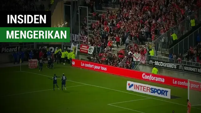 Berita video insiden mengerikan pagar tribun roboh terjadi saat laga Amiens melawan Lille pada pekan ke-8 Ligue 1 2017-2018.