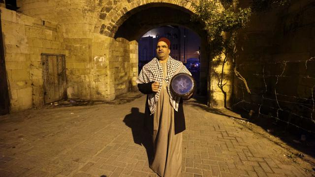 Tradisi Membangunkan Sahur di Gaza