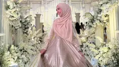 Dihadiri oleh sejumlah selebriti Tanah Air, pernikahan Sarah Keihl mencuri perhatian. Bukan hanya dari tamu undangan, namun juga jajaran bridesmaid-nya. Ria Ricis menjadi salah satunya. Ia tampil menawan dengan gaun bernuansa emas yang menjadi seragam pengiring di pernikahan selebgram berdarah Turki tersebut. (Liputan6.com/IG/@riaricis1795)