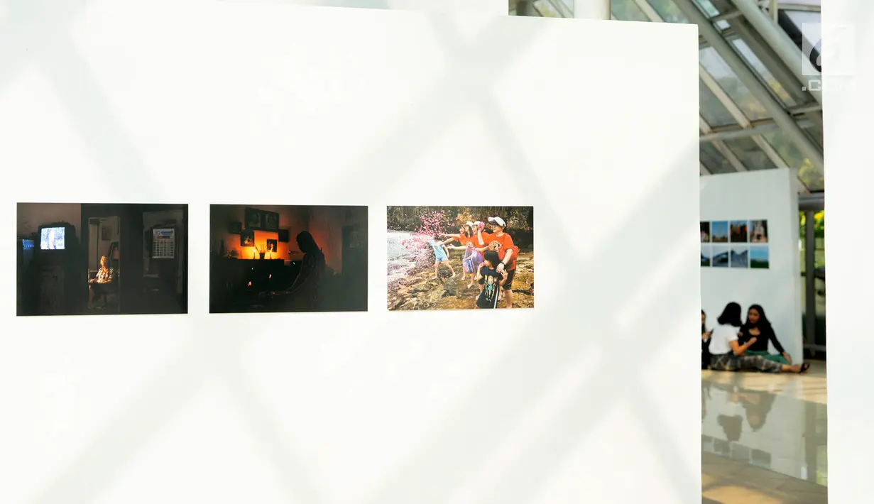 Sejumlah foto dipajang dalam pameran bertajuk 'Identitas' pada acara Jakarta International Photo Festival (JIPFest) 2019 di Taman Menteng, Jakarta, Rabu (3/7/2019). JIPFest 2019 berlangsung pada 25 Juni hingga 9 Juli 2019. (Liputan6.com/Immanuel Antonius)