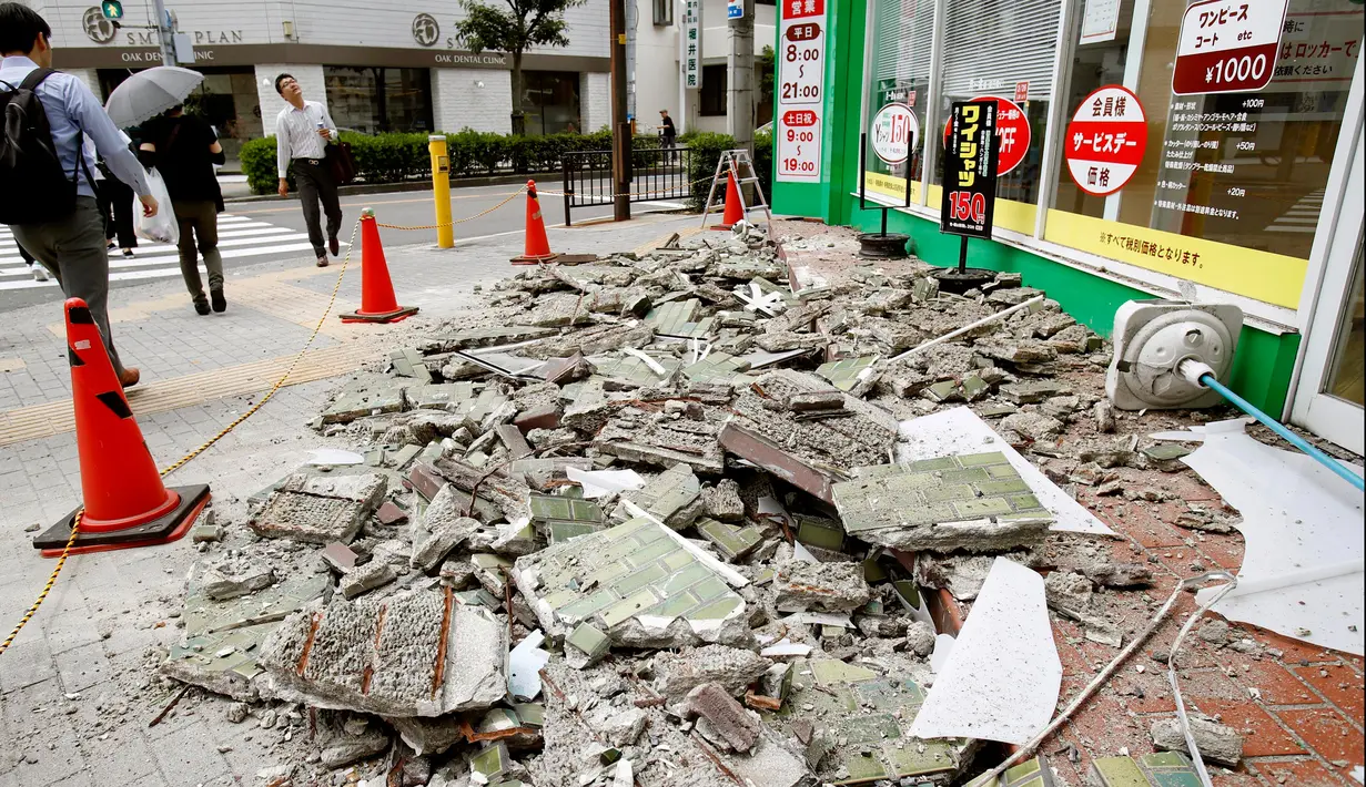Puing-puing dinding berserakan setelah gempa bumi menghantam Ibaraki, Osaka, Jepang, Senin (18/6). Episentrum gempa berada di bagian utara prefektur Osaka pada kedalaman 13 km, kata badan meteorologi Jepang. (Yosuke Mizuno / Kyodo News via AP)