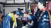 Bupati Ponorogo Sugiri Sancoko saat wisuda di Universitas Tritunggal Surabaya pada 30 Juli 2006. (Istimewa)