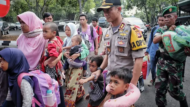 Kapolres Garut AKBP Budi Satria Wiguna menjemput korban gempa Donggala-Palu di Bandara Halim Perdanakusumah