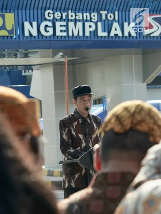 Presiden Joko Widodo memberi sambutan saat meresmikan jalan tol Solo-Ngawi ruas Kartasura-Sragen, (15/7).  Tol ini bagian dari jalan tol Trans Jawa yang secara bertahap mulai tersambung dari Merak hingga Banyuwangi. (Liputan6.com/Pool/Biro Pers Setpres)