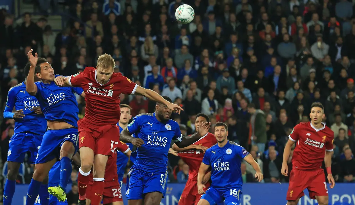 Bek Liverpool, Ragnar Klavan, duel udara dengan striker Leicester, Leonardo Ulloa, pada laga Piala Liga di Stadion King Power, Leicester, Selasa (19/9/2017). Leicester menang 2-0 atas Liverpool. (AFP/Lindsey Parnaby)