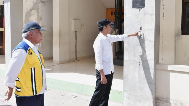 Presiden Jokowi memantau bangunan sekolah yang rusak akibat gempa Lombok