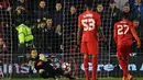 Kiper Plymouth, Luke McCormick (kiri) menahan tembakan penalti pemain Liverpool, Divock Origi pada babak ketiga Piala FA di Home Park, Plymouth, (18/1/2017).  Liverpool menang 1-0.  (AFP/Ben Stansall)