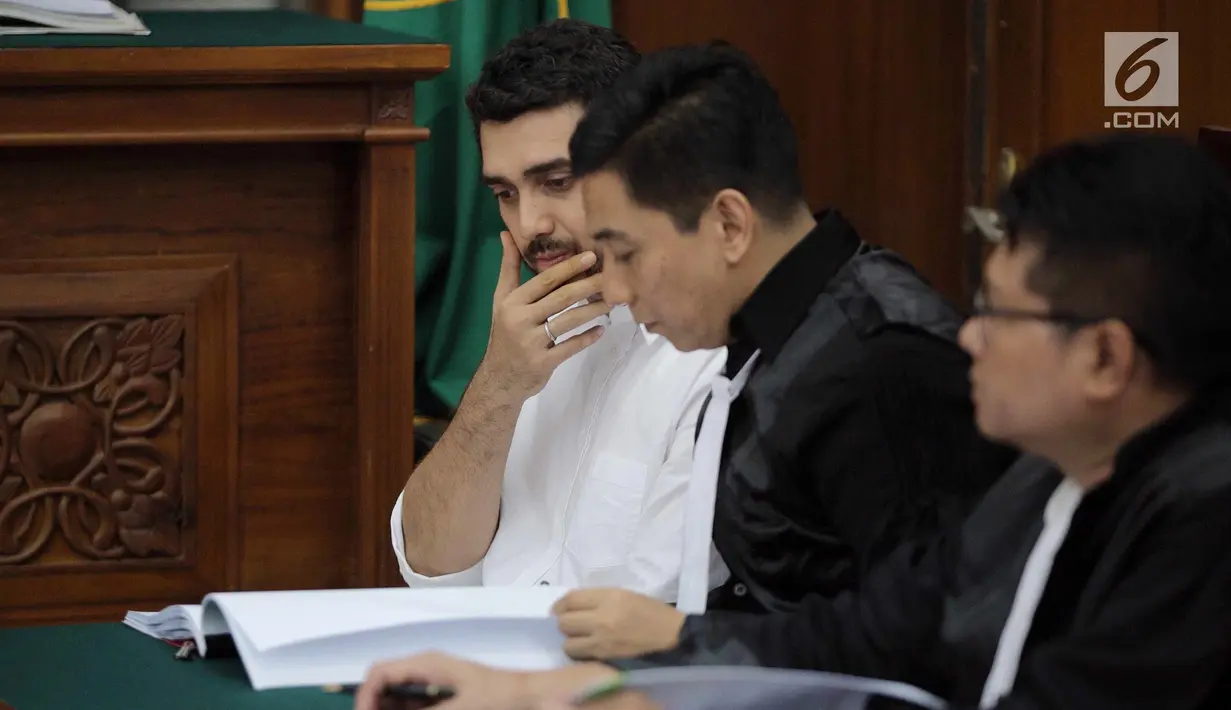 Aktor Fachri Albar (kiri) mendengarkan keterangan kuasa hukumnya dalam sidang lanjutan terkait narkoba di PN Jakarta Selatan, Kamis (24/5). Untuk dakwaan subsider, Fachri dikenakan Pasal 127 Ayat (1) dan Pasal 60 Ayat (5). (Liputan6