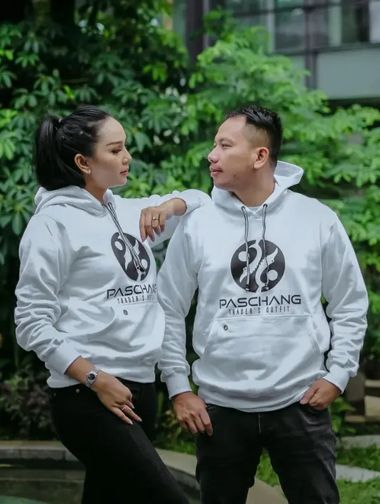 Seperti dikabarkan sebelumnya, Kalina Oktarani dan Vicky Prasetyo menunda pernikahannya karena belum mendapat restu ayahanda Kalina. Namun ibu satu anak ini tetap optimis kalau dirinya akan tetap menikah dengan Vicky. (Instagram/kalinaoctaranni)