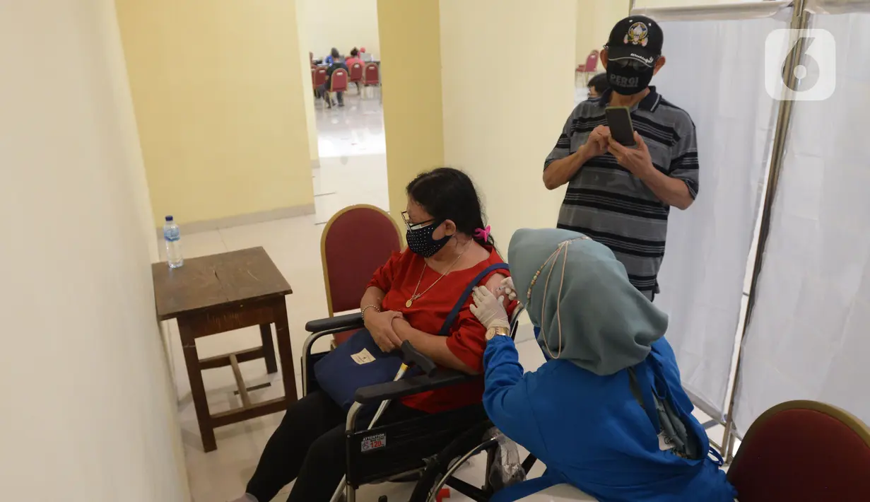Warga khusus DKI 18 tahun ke atas menerima vaksinasi Covid-19 di Gelanggang Olahraga, Pengadegan, Jakarta, Kamis (10/6/2021). Kementerian kesehatan memberikan ijin kepada Pemrov DKI Jakarta resmi menggelar vaksin covid-19 untuk kelompok masyarakat 18 tahun ke atas. (merdeka.com/Imam Buhori)