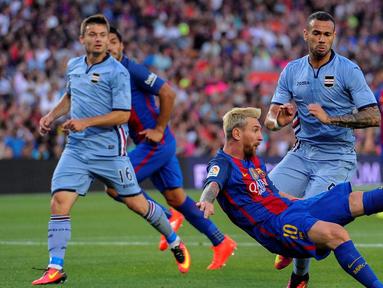  Lionel Messi berhasil mencetak dua gol sekaligus membawa Barcelona meraih kemenangan 3-2 atas Sampdoria pada pertandingan Trofeo Joan Gamper 2016 di Camp Nou, Kamis (11/8/2016) dini hari WIB. (AFP/Josep Lago)