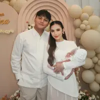 Dress Selina Putri Mahalini dan Rizky Febian saat Aqiqah. [@rizkyfbian]
