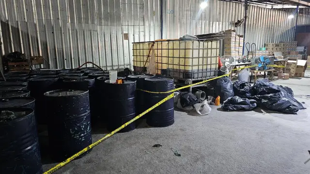 Penggerebekan pabrik diduga memproduksi oli palsu di Jalan Rawa Kompeni Kawasan Pabrik neti no. 118 C, Rt.001/004 Kelurahan Benda Kecamatan Benda Kota Tangerang.