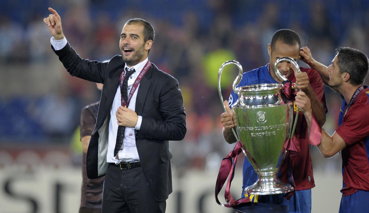Pep Guardiola. Ia menjadi pelatih utama Barcelona pada awal musim 2008/2009 setelah sebelumnya menangani Barcelona B. Ia langsung mempersembahkan treble winners. Trofi UCL diraihnya usai menang 2-0 atas Manchester United dalam laga final di Olimpico, Roma, 27 Mei 2009. (AFP/Lluis Gene)