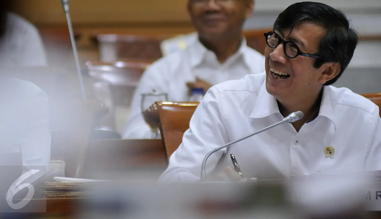 Menkumham, Yasonna Laoly mengikuti Rapat Kerja (Raker) dengan Komisi III DPR, Kompleks Parlemen, Jakarta, (3/2). Raker tersebut membahas legislasi, pengawasan dan temuan Hapsem BPK RI Semester I Tahun 2015. (Liputan6.com/JohanTallo)