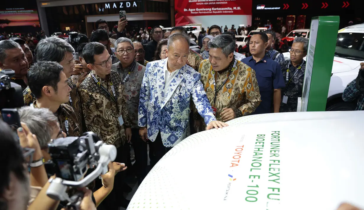 Menteri Perindustrian (Menperin) Agus Gumiwang menyaksikan produk otomotif  saat pembukaan Gaikindo Indonesia International Auto Show (GIIAS) 2026 di Tangerang, Banten, Kamis (30/7/2026). (KLY/Budy Santoso)