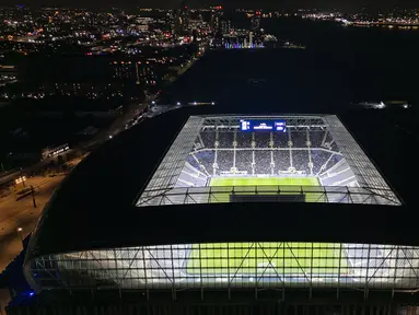 Foto udara yang memperlihatkan para penggemar di dalam stadion baru Everton, Bramley Moore Dock, selama pertandingan uji coba persahabatan antara Everton U18 melawan Wigan U18 di Liverpool, Inggris, Senin (17/02/2025) waktu setempat. (AFP/Paul Ellis)