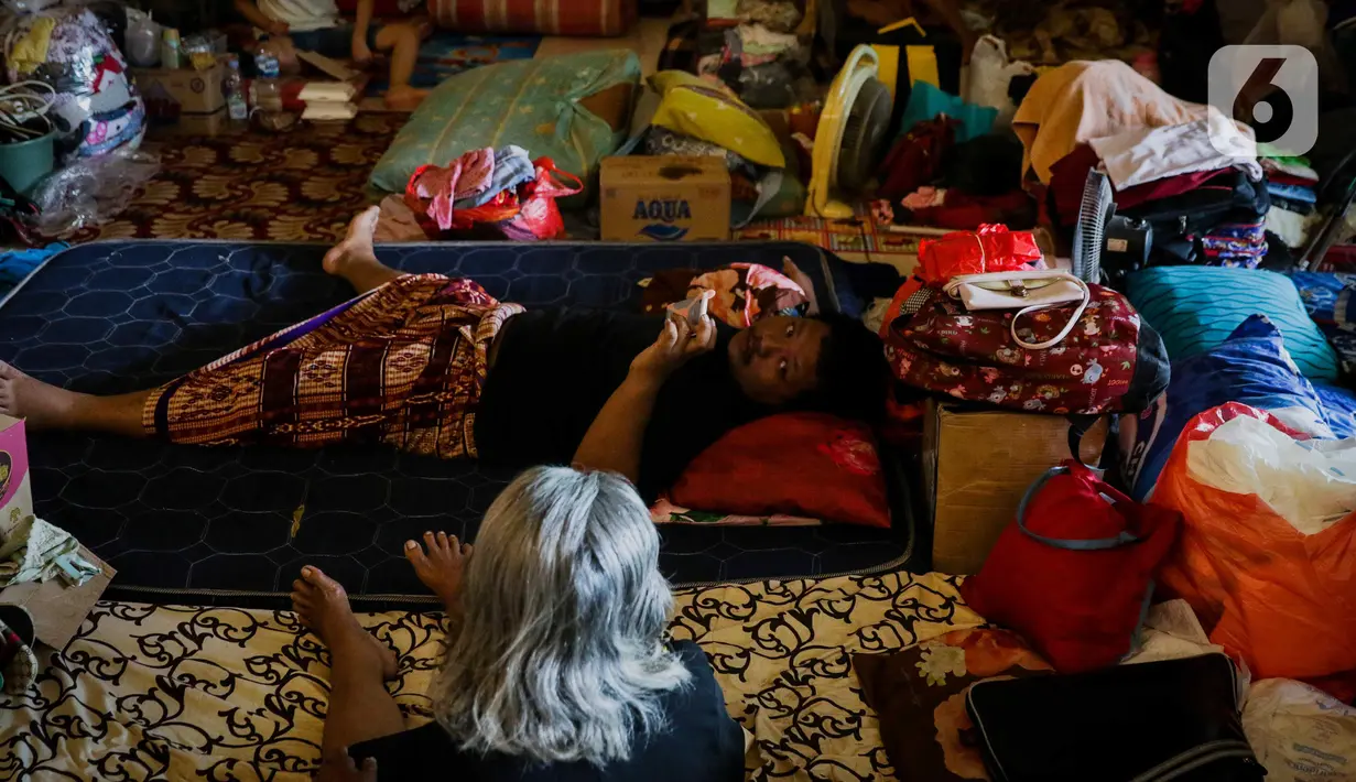 Warga korban banjir masih bertahan mengungsi di GOR Pengadegan, Jakarta, Selasa (7/1/2020). Masih banyaknya warga yang memilih bertahan di pengungsian lantaran kondisi rumah mereka belum memungkinkan untuk ditinggali dan belum adanya arahan dari kelurahan. (Liputan6.com/Faizal Fanani)