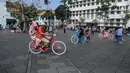 Pengunjung bersepeda mengelilingi kawasan Kota Tua, Jakarta, Sabtu (8/6/2019). Selama libur lebaran 2019, sejak 7 Juni kemarin hingga beberapa hari kedepan, jam berkunjung ke berbagai museum di kawasan wisata sejarah Kota Tua diperpanjang hingga pukul 20.00 WIB. (Liputan6.com/Faizal Fanani)