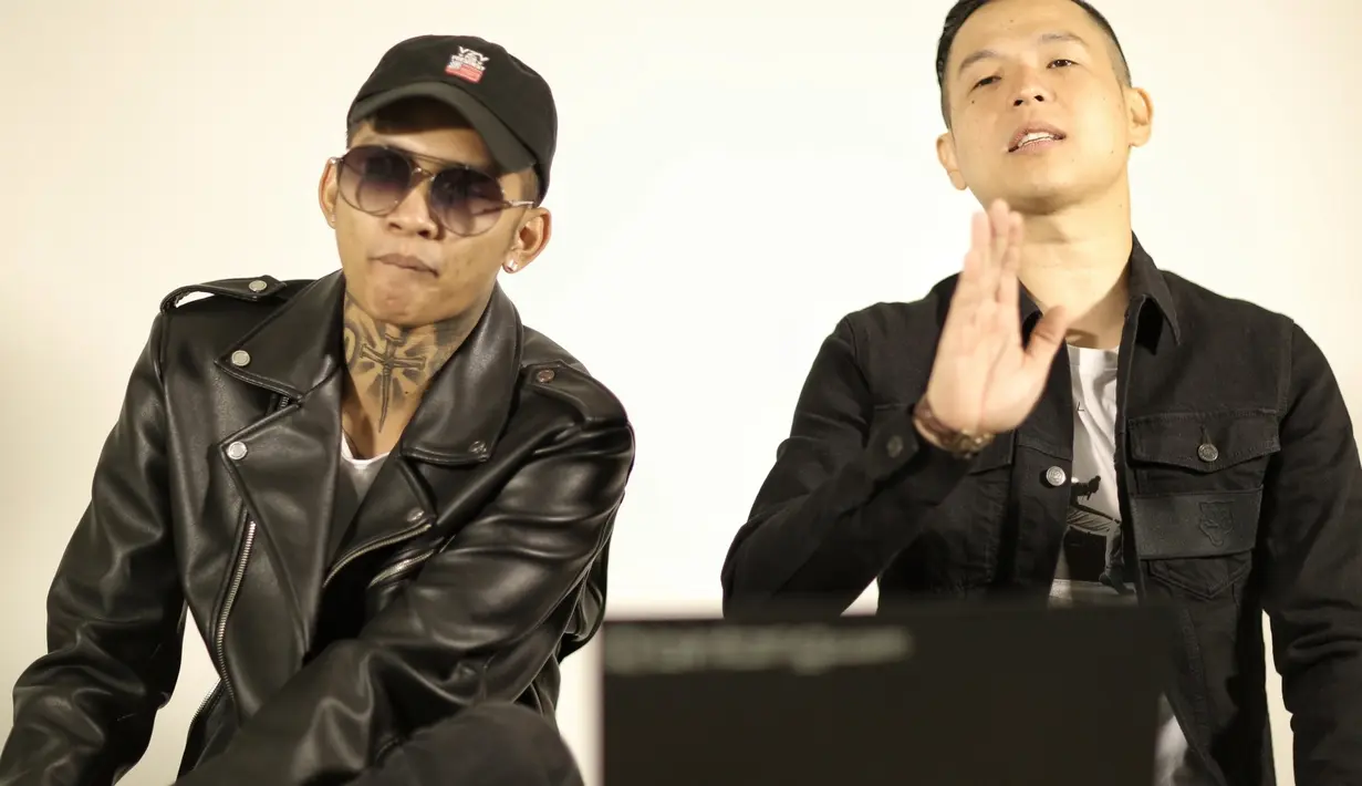 Hingga kini, Ernest Prakasa merasa cocok bekerja sama dengan rapper Young Lex. Ernest menambahkan, darah seni yang mengalir dalam diri Younglex pun menjadi alasan lain. Rapper itu dipercaya memerankan karakter Oscar. (Adrian Putra/Bintang.com)