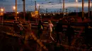 Para imigran berjalan disamping rel Channel Tunnel yang menghubungkan Prancis-Inggris di Frethun, Calais, Perancis (3/8/2015). Pada malam hari imigran masuk keterowongan rel bawah laut yang menghubungkan Perancis dan Inggris. (REUTERS/Pascal Rossignol)