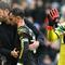 Pelatih sementara Manchester United asal Inggris, Michael Carrick, memberi selamat kepada gelandang Manchester United asal Portugal bernomor punggung 08, Bruno Fernandes, setelah pertandingan Liga Inggris antara Sunderland dan Manchester United di Stadion of Light di Sunderland, timur laut Inggris, pada 9 Mei 2026. (ANDY BUCHANAN/AFP)