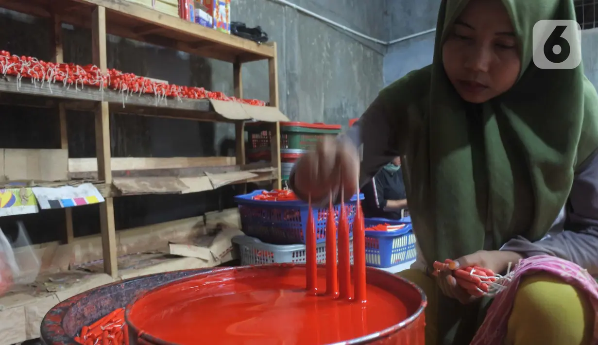 Pekerja menyelesaikan lilin menjelang perayaan Imlek 2022 di Teluk Naga Tangerang, Banten Minggu (16/1/2022). Tahun baru imlek 2022 jatuh pada tanggal 1 Februari 2022 merupaka tradisi yang dirayakan masyarakat Tionghoa seluruh dunia. (merdeka.com/Imam Buhori)
