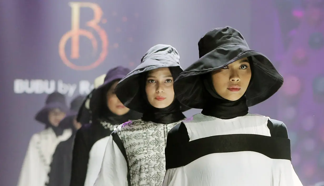 Hitam putih atau monokrom menjadi pilihan tema desainer Ranti Bubu dalam koleksi busana terbarunya. Sebanyak 12 koleksi diperagakan para model di runway pada Jumat (10/3/2023) dalam ajang MUFFEST+ 2023 di The Westin Jakarta. [Foto: Bambang E. Ros/Fimela.com]