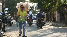 Dari beberapa tuna netra yang berjuang di ibukota, ada satu yaitu Muhammad Muji yang berhasil membiayai kuliah anaknya sampai lulus.