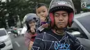 Seorang anak menerima cokelat dari Relawan yang tergabung dalam Kita Satu Relawan Millennial Jokowi-Amin di kawasan Patung Kuda, Jakarta, Kamis (18/4). Kegiatan tersebut sebagai bentuk terima kasih kepada seluruh anak bangsa yang telah ikut memberikan suaranya di TPS. (Liputan6.com/Faizal Fanani)