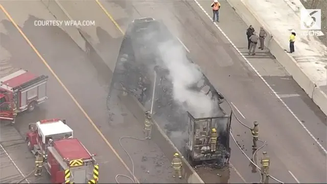 Sebuah truk yang mengangkut 20 ton alpukat terbakar di Texas, AS. Akibatnya. arus lalu lintas ditutup selama 3 jam.