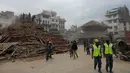 Salah bangunan bersejarah Nepal yang rusak parah adalah Kathmandu Durbar Square, Minggu (26/4/2015). Gempa berkekuatan 7,8 Skala Richter itu dikabarkan telah menghancurkan ribuan rumah termasuk bangunan bersejarah (AFP Photo/Prakash Mathema)