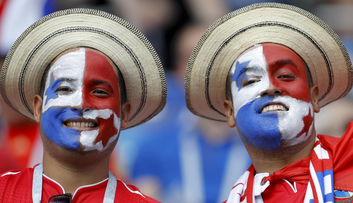 Para suporter Panama memberi dukungan saat melawan Inggris pada laga grup G Piala Dunia di Stadion Nizhny Novgorod, Nizhny Novgorod, Minggu (24/6/2018). Babak pertama Inggris unggul 5-0 atas Panama. (AP/Victor Caivano)