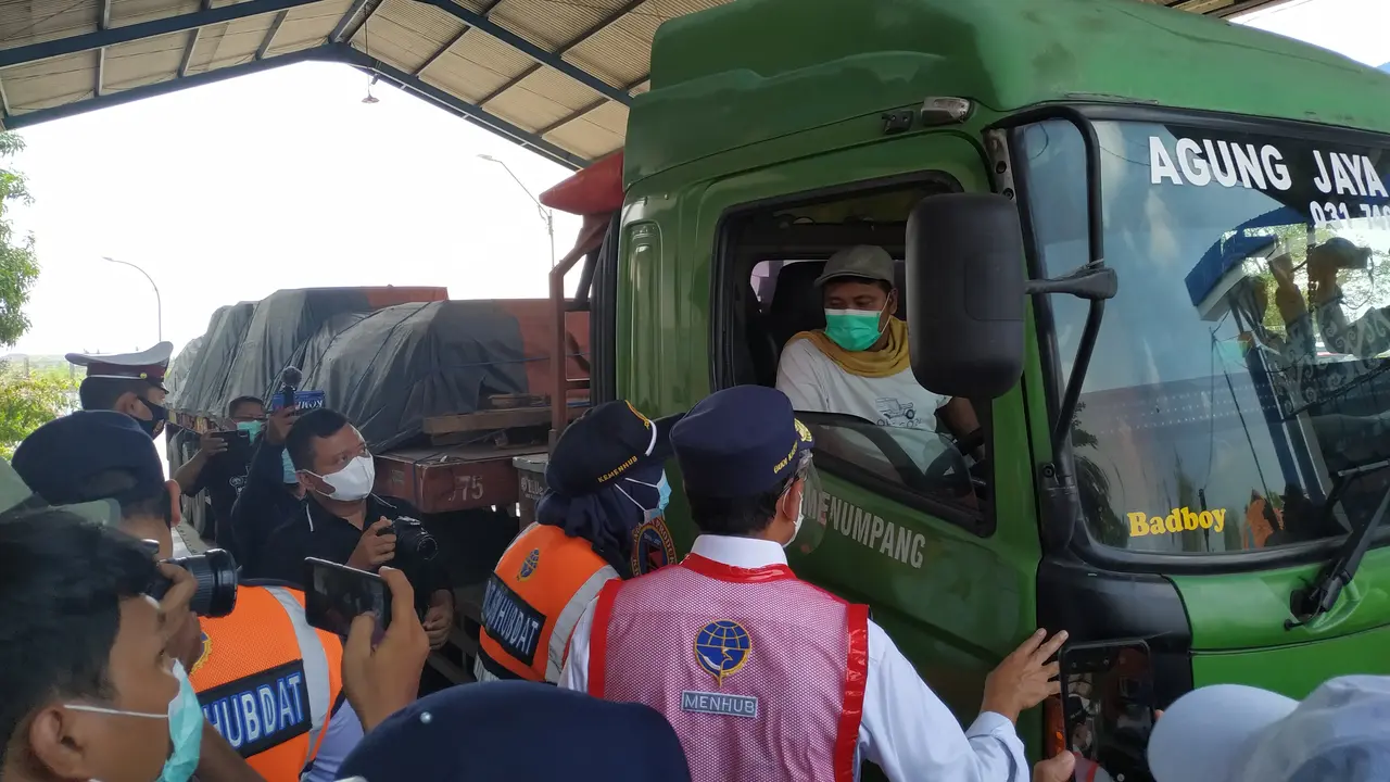 Menteri Perhubungan Budi Karya Sumadi melakukan kunjungan kerja ke Unit Pelaksana Penimbangan Kendaraan Bermotor (UPPKB) Losarang, Indramayu, Minggu 6 Juni 2021. Athika Rahma/Liputan6.com