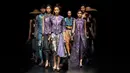 Model menampilkan busana rancangan desainer Indonesia, Anandia Marina Putri dan Novita Yunus pada Amazon Fashion Week Tokyo 2018, Selasa (20/3). Keduanya menggabungkan teknik menenun dengan kolaborasi budaya Indonesia dan Jepang. (AP/Shizuo Kambayashi)