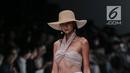 Model berjalan di catwalk mengenakan busana persembahan "COTTONINK" pada Jakarta Fashion Week 2019 di Senayan City, Rabu (24/10/2018). Pada peragaan busana itu "COTTONINK" mempersembahkan sejumlah rancangan dari beberapa artis (Liputan6.com/Faizal Fanani)